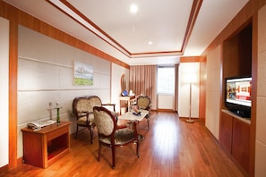 Suite Twin | Living area | 32-inch LCD TV with cable channels, Smart TV