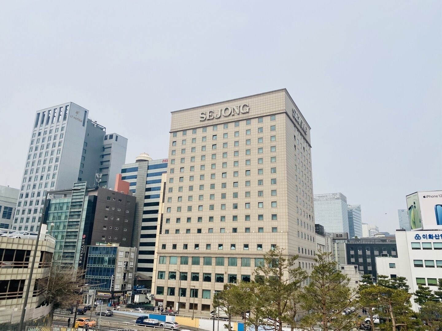 Un rascacielos con el nombre "SEJONG" bien visible.