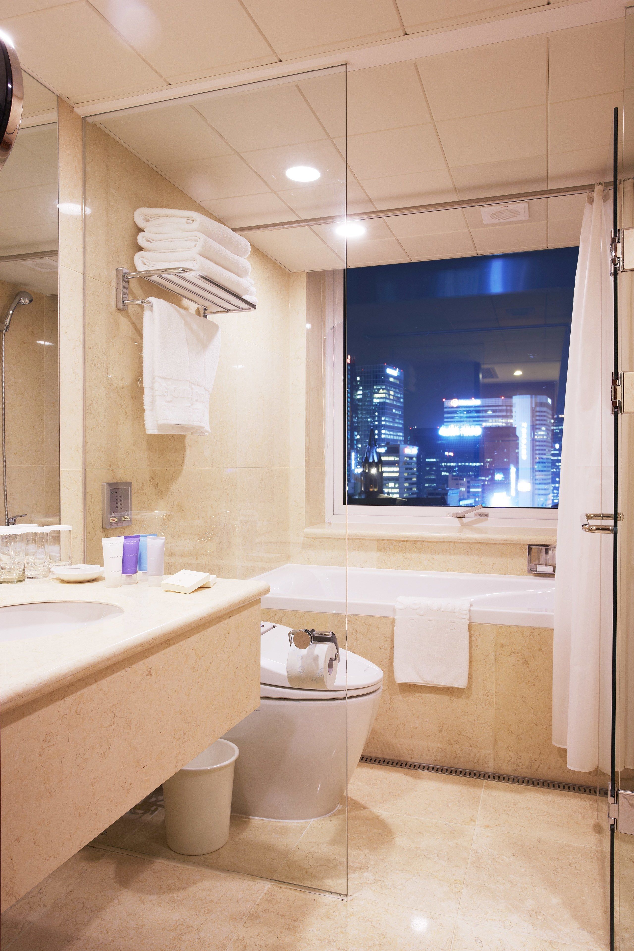 Habitación triple Deluxe | Baño | Tina con regadera, tina profunda, regadera tipo lluvia 
