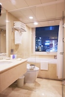 Habitación triple Deluxe | Baño | Ducha y bañera combinadas y bañera profunda
