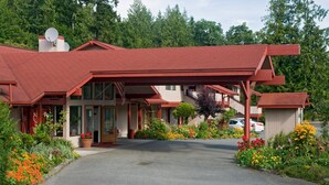 A lodge with a red roof and a covered entrance. - Sequim Bay Lodge (Sequim)
