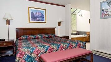 Een bureau, verduisterende gordijnen, gratis wifi, beddengoed