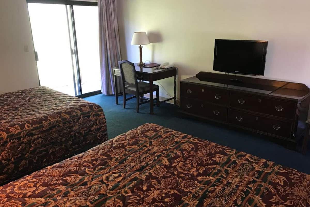 Escritorio, cortinas blackout, wifi gratis y ropa de cama