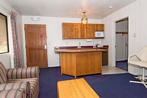 Standard Room, 1 Queen Bed, Non Smoking | Living area | 32-inch TV with cable channels