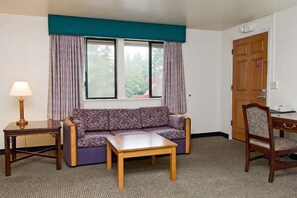 Presidential Room, 1 King Bed, Non Smoking, Jetted Tub | Living area