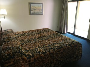 Een bureau, verduisterende gordijnen, gratis wifi, beddengoed