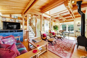 Rumah, 2 kamar tidur, balkon, pemandangan samudra (Shangri-lala) | Ruang keluarga | TV layar datar