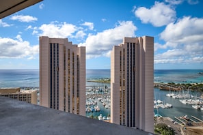 Studio, 1 Bedroom, Accessible, Hot Tub (Marina Tower 3201 (30+ night rental)) | Balcony