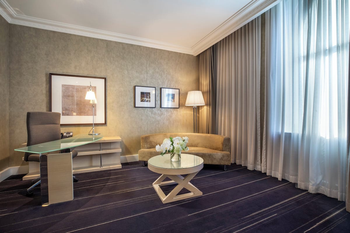 Suite junior, 1 cama King size, con acceso al salón lounge del club | Servicios de la habitación