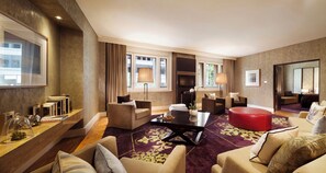 Premium bedding, down comforters, minibar, in-room safe - InterContinental Melbourne The Rialto by IHG (Melbourne)