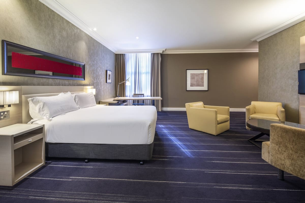 Suite Junior, 1 trÚs grand lit, accÚs au salon club (Up to 2 Guests) | 1 chambre, literie de qualité supérieure, couette en duvet d'oie