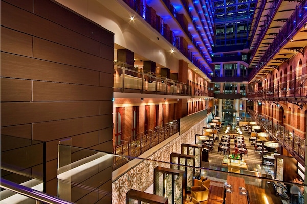 2 restaurants; breakfast, lunch, and dinner served