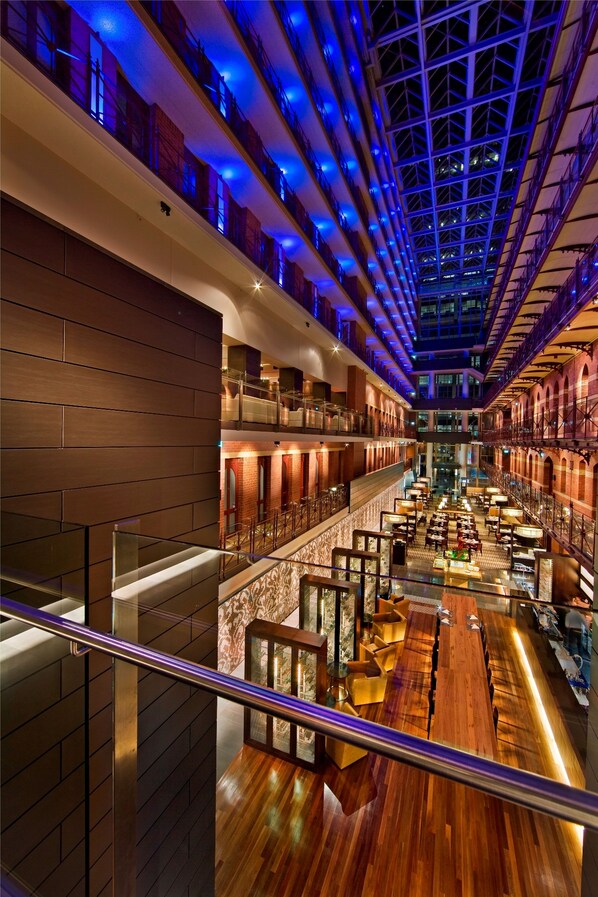 2 restaurants, breakfast, lunch, dinner served; international cuisine - InterContinental Melbourne The Rialto by IHG (Melbourne)