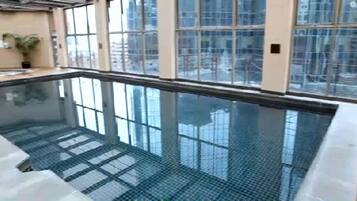 Una piscina cubierta (de 06:30 a 22:30), cabañas de piscina gratuitas