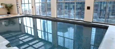 Piscina coperta, cabine incluse nel prezzo, lettini