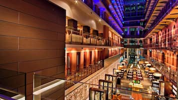 2 restaurants; breakfast, lunch and dinner served