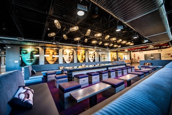 2 bars/lounges, poolside bar at FOUNDRE Phoenix