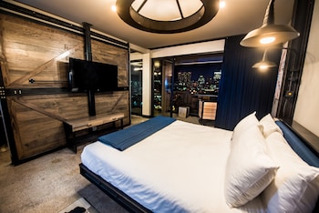 Suite, 1 Bedroom | Premium bedding, in-room safe, desk, iron/ironing board at FOUNDRE Phoenix
