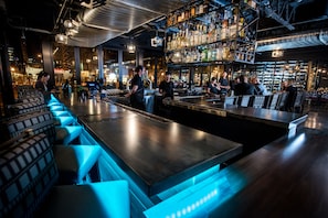 2 bars, bar en bord de piscine