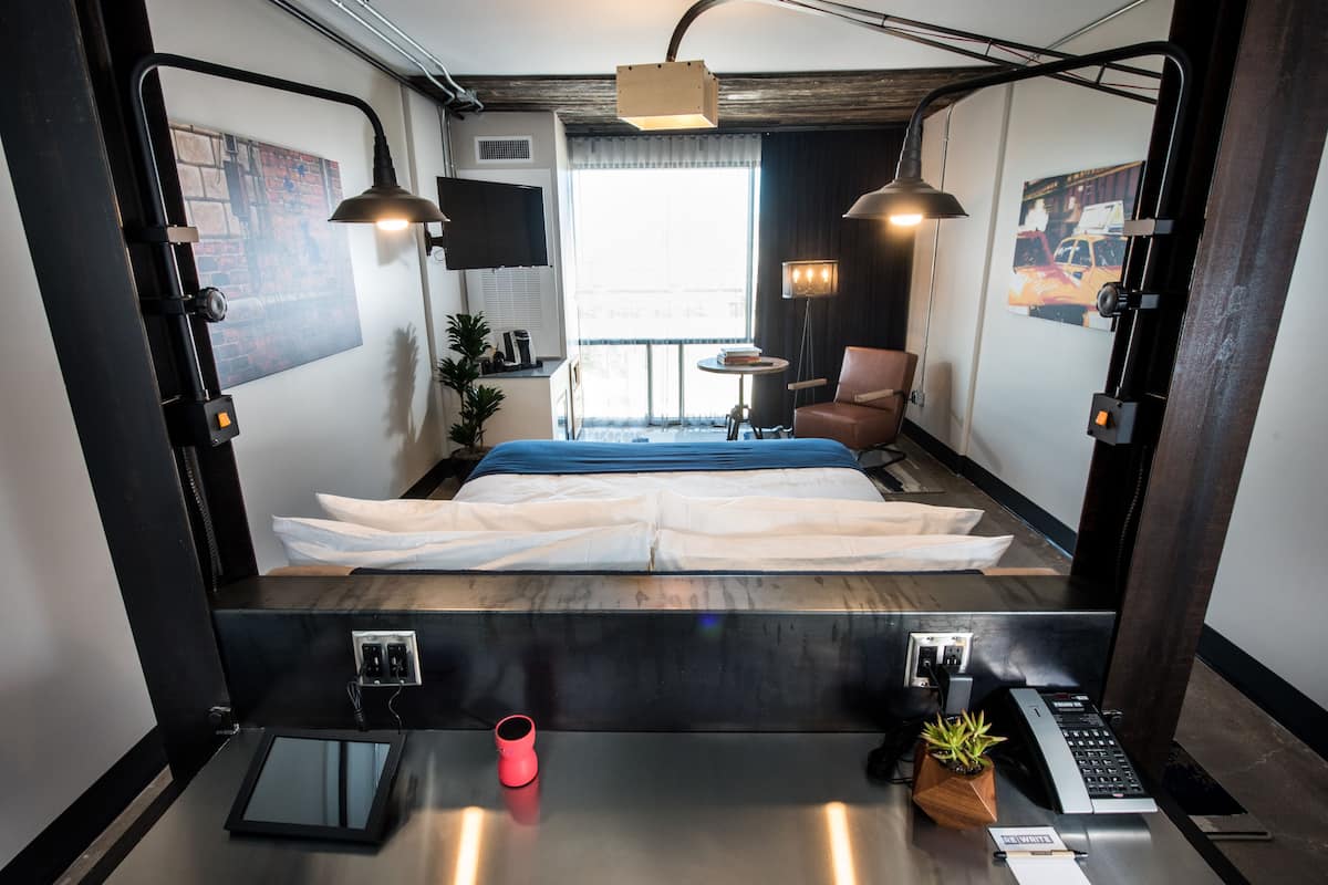 Ropa de cama de alta calidad y caja de seguridad en la habitación