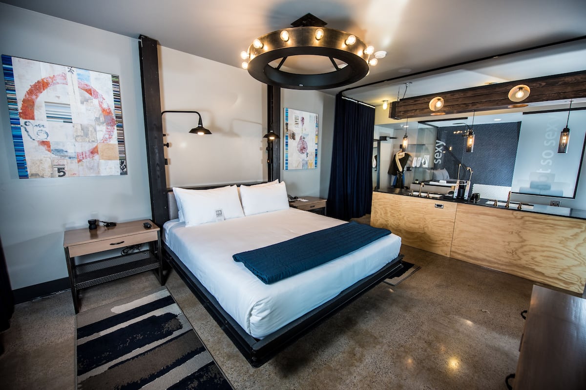 Suite, 1 habitación | Ropa de cama de alta calidad y caja de seguridad en la habitación