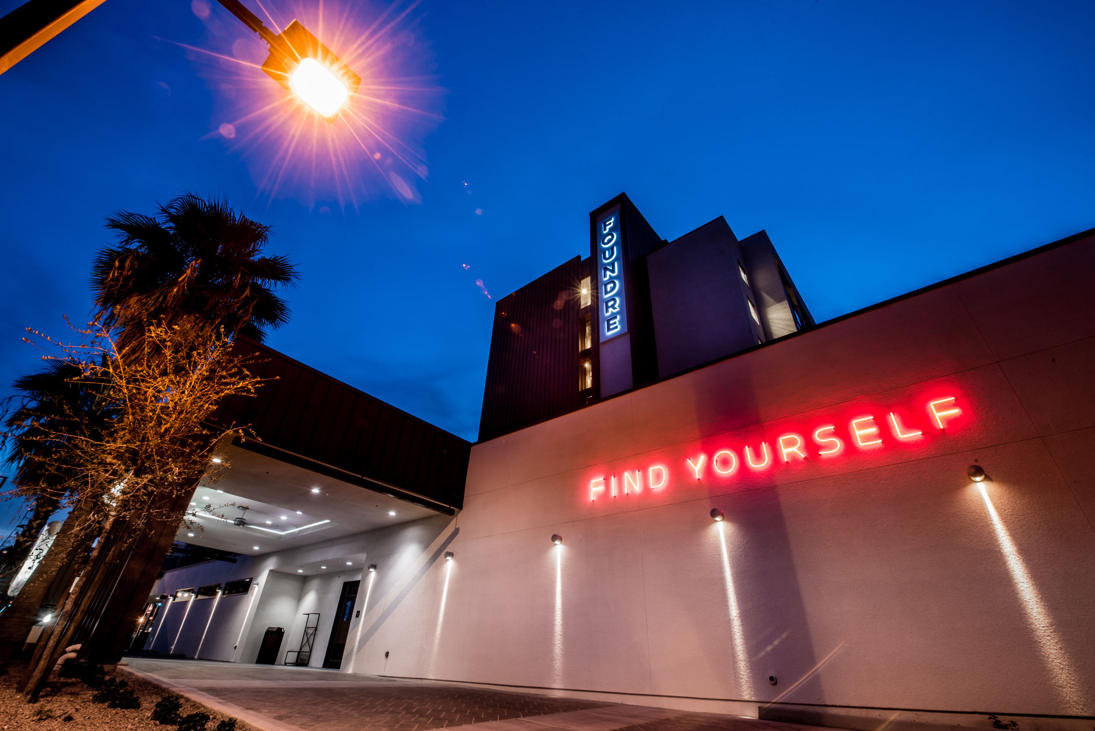 Un edificio moderno con un letrero que dice 'FIND YOURSELF' y un letrero 'FOUNDRE'.