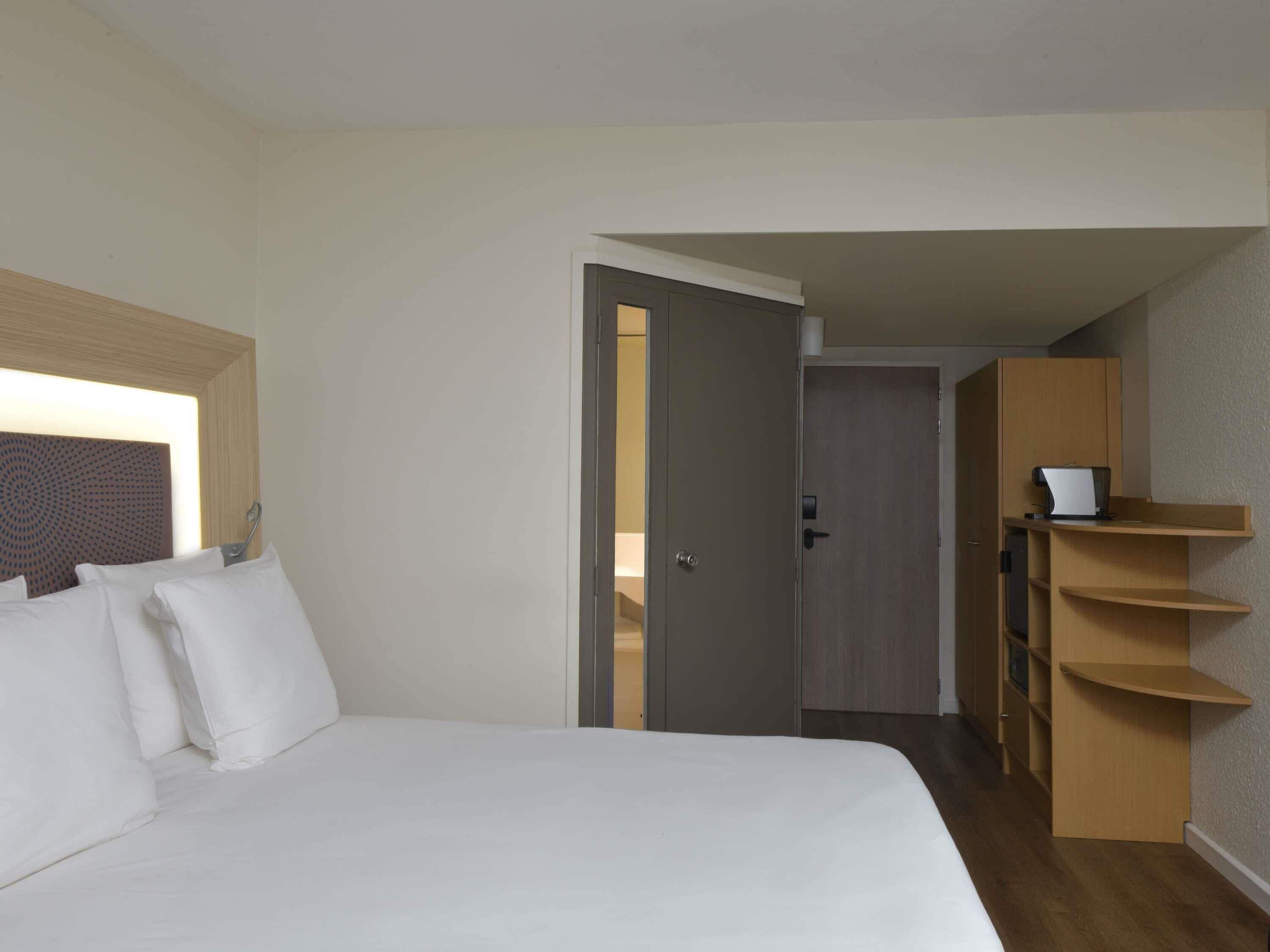 Standard Room, 1 Double Bed | Premium bedding, in-room safe, desk, blackout curtains