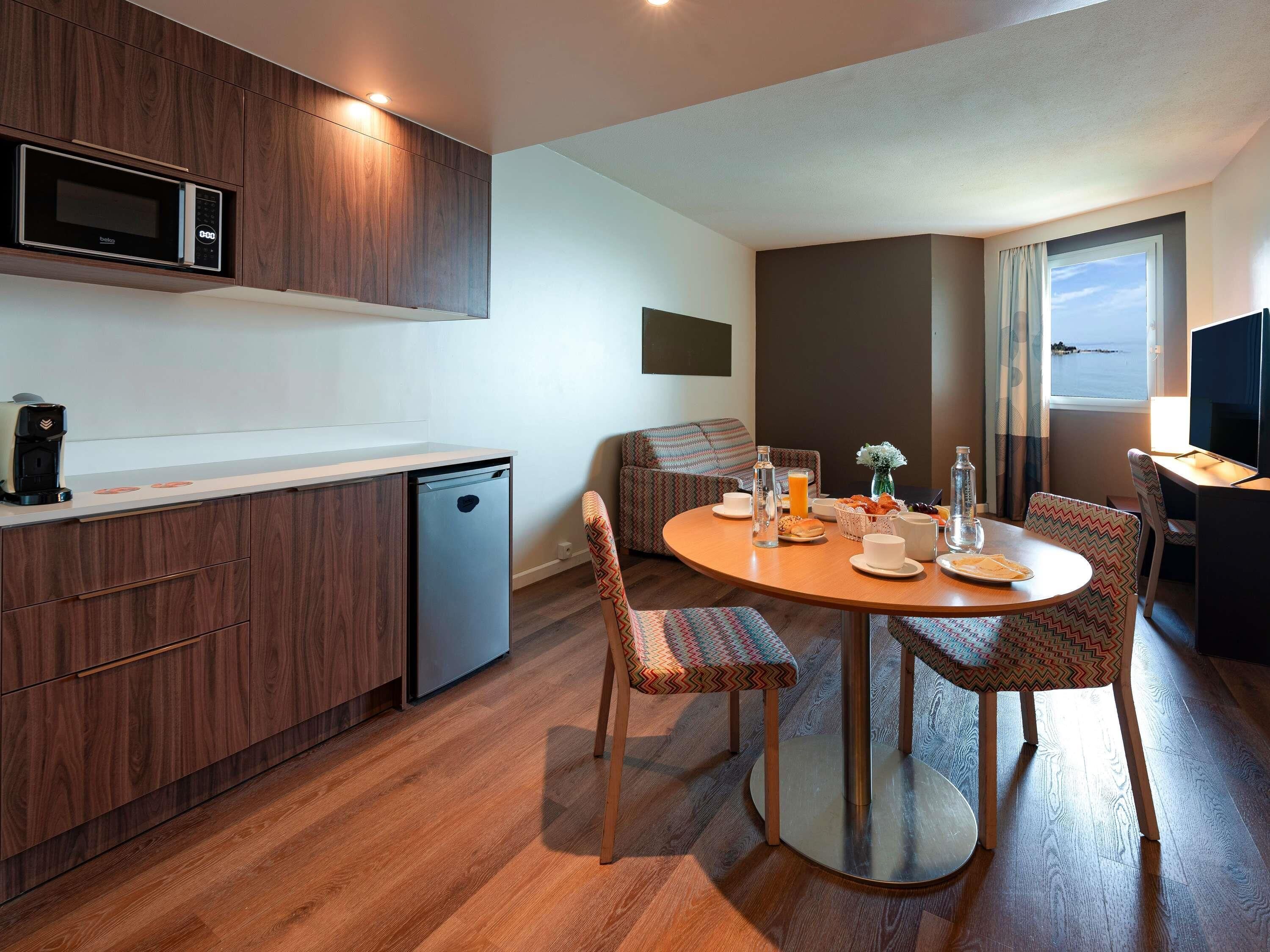 Junior Suite, 1 Double Bed, Kitchenette (Ocean Side) | Premium bedding, in-room safe, desk, blackout curtains