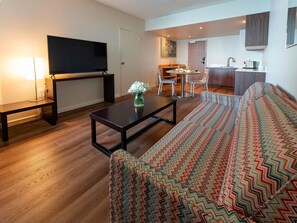 Ropa de cama de alta calidad y caja de seguridad en la habitación 