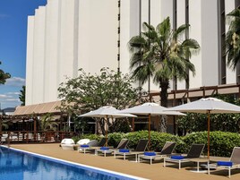 室外泳池；躺椅