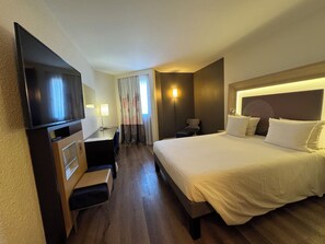 Ropa de cama de alta calidad y caja de seguridad en la habitación 