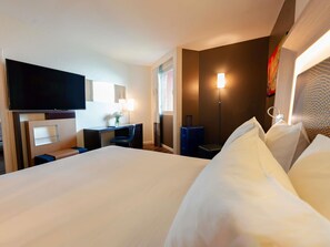 ห้องจูเนียร์สวีท, เตียงใหญ่ 1 เตี�ยง, ห้องครัวขนาดเล็ก (Ocean Side) | 1 ห้องนอน, เครื่องนอนระดับพรีเมียม, ตู้นิรภัยในห้องพัก, โต๊ะทำงาน