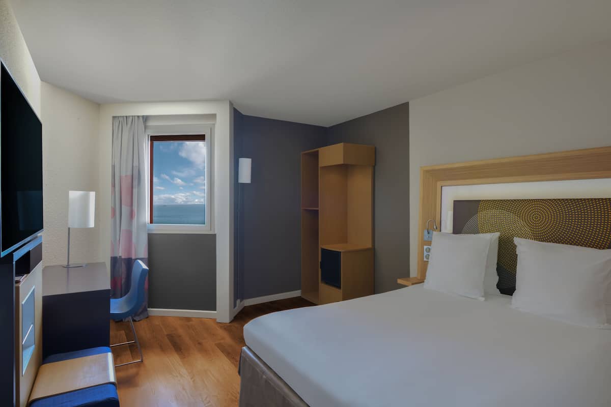 1 bedroom, premium bedding, in-room safe, desk