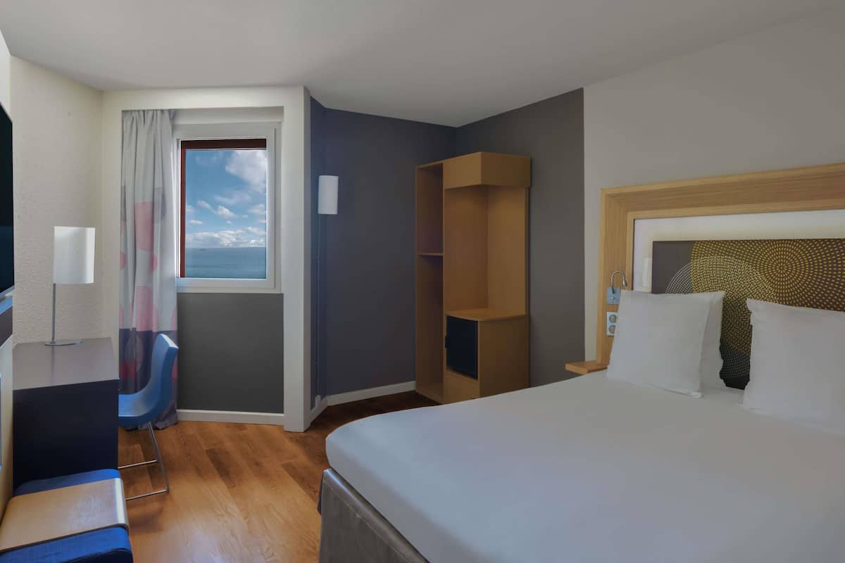 Premium bedding, in-room safe, desk, blackout curtains