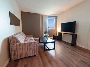 Ropa de cama de alta calidad y caja de seguridad en la habitación 