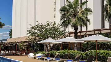 Alberca al aire libre y camastros