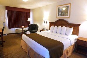 Escritorio, cortinas blackout y tabla de planchar con plancha