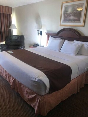Desk, blackout curtains, iron/ironing board, free cots/infant beds - Days Inn by Wyndham Abilene (Abilene)