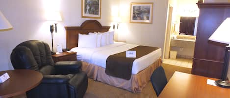 Escritorio, cortinas blackout y tabla de planchar con plancha