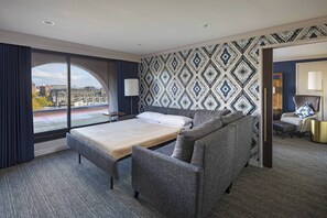 Safe på rommet, skrivebord og skrivebord for bærbar PC