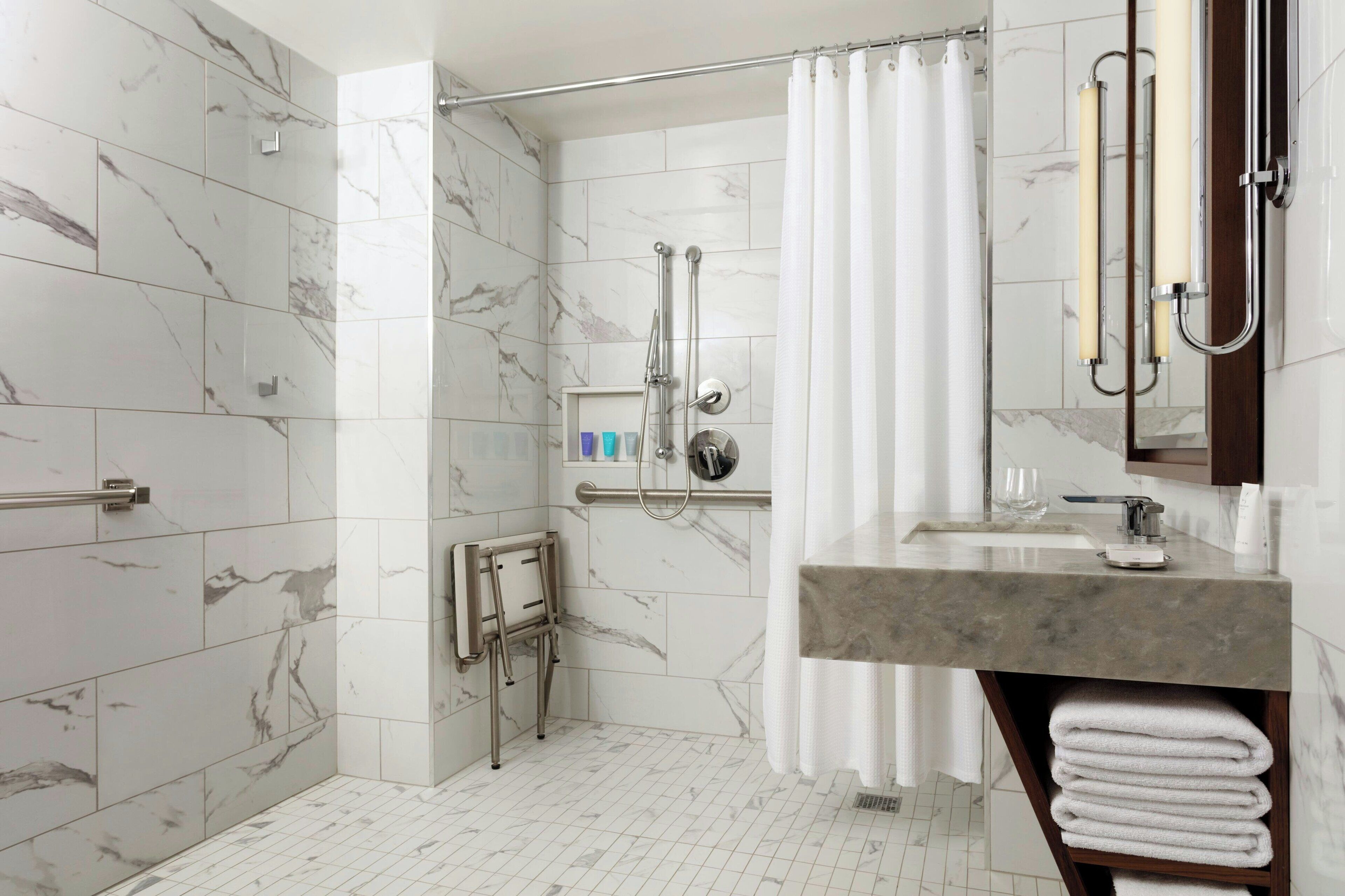 Tina con regadera, amenidades de baño gratuitas, secadora de cabello 