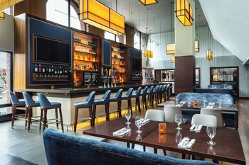 Breakfast, lunch, dinner served; American cuisine  at Boston Marriott Long Wharf