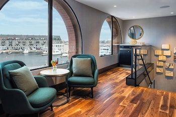 Lounge at Boston Marriott Long Wharf