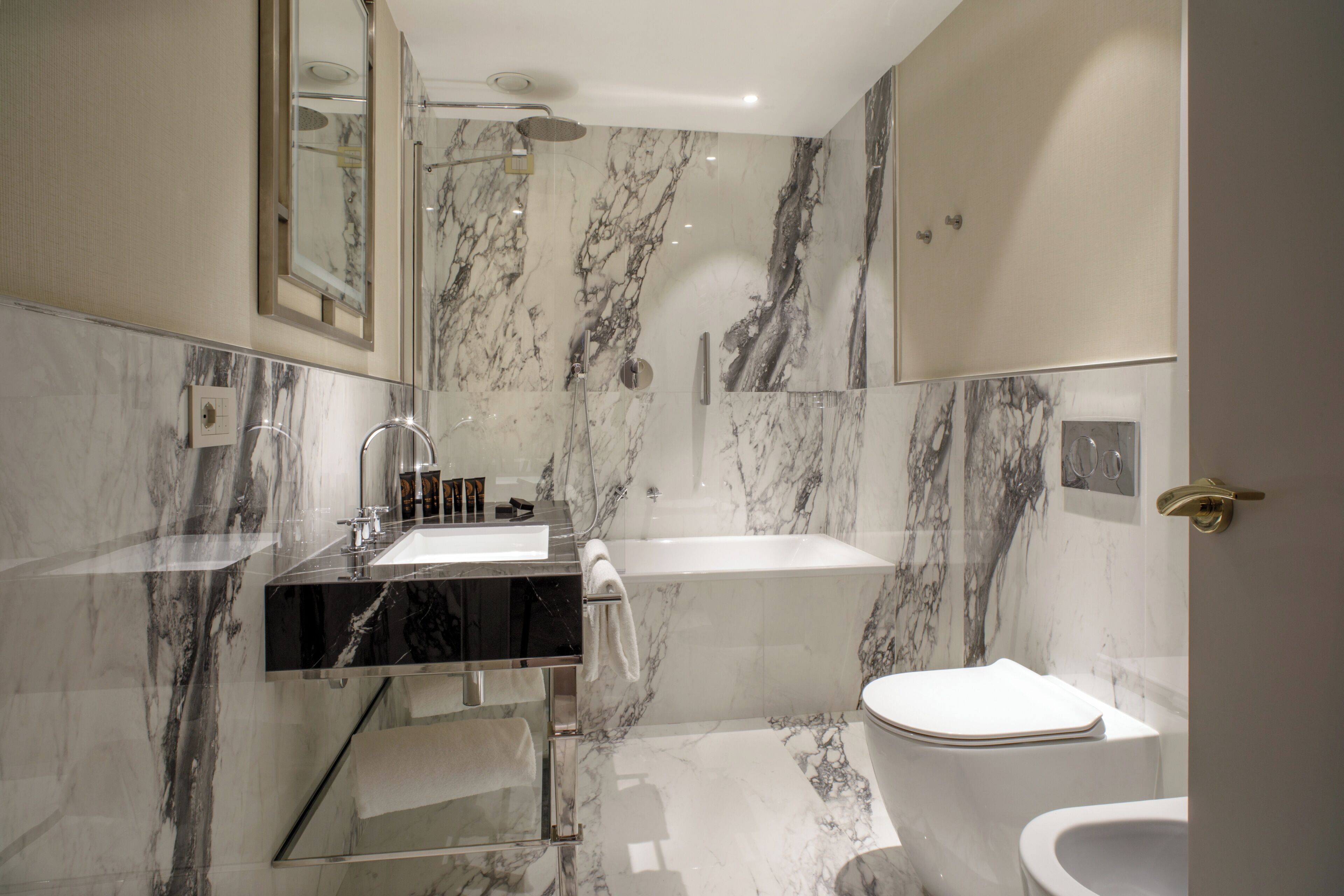 Umweltfreundliche Kosmetikartikel, Haartrockner, Bidet, Handtücher