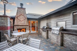 Outdoor pool, open 9:00 AM to 10:00 PM, pool loungers - Lincoln Sands Oceanfront Resort, an Ascend Collection Hotel (Lincoln City)