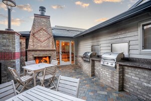 Una piscina al aire libre, sillones reclinables de piscina