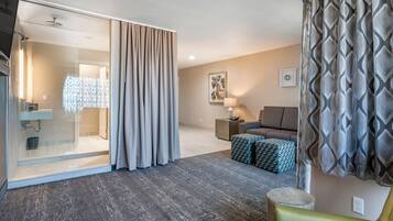 Suite, 1 Tempat Tidur King dengan tempat tidur Sofa, Bebas Asap Rokok | Tirai kedap cahaya, setrika/meja setrika, Wi-Fi gratis, dan seprai linen