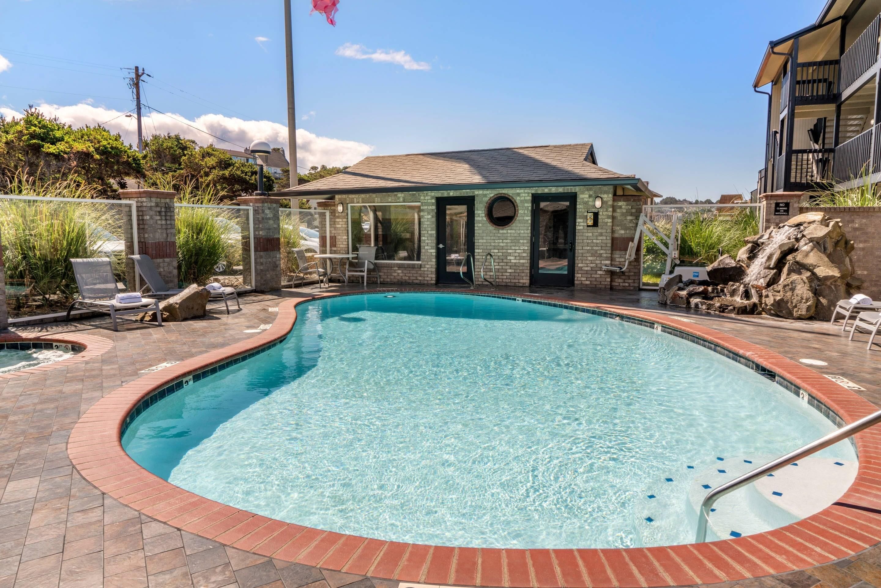 Piscine extérieure, chaises longues