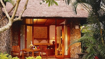 1 quarto, frigobar, cofres nos quartos, escrivaninha