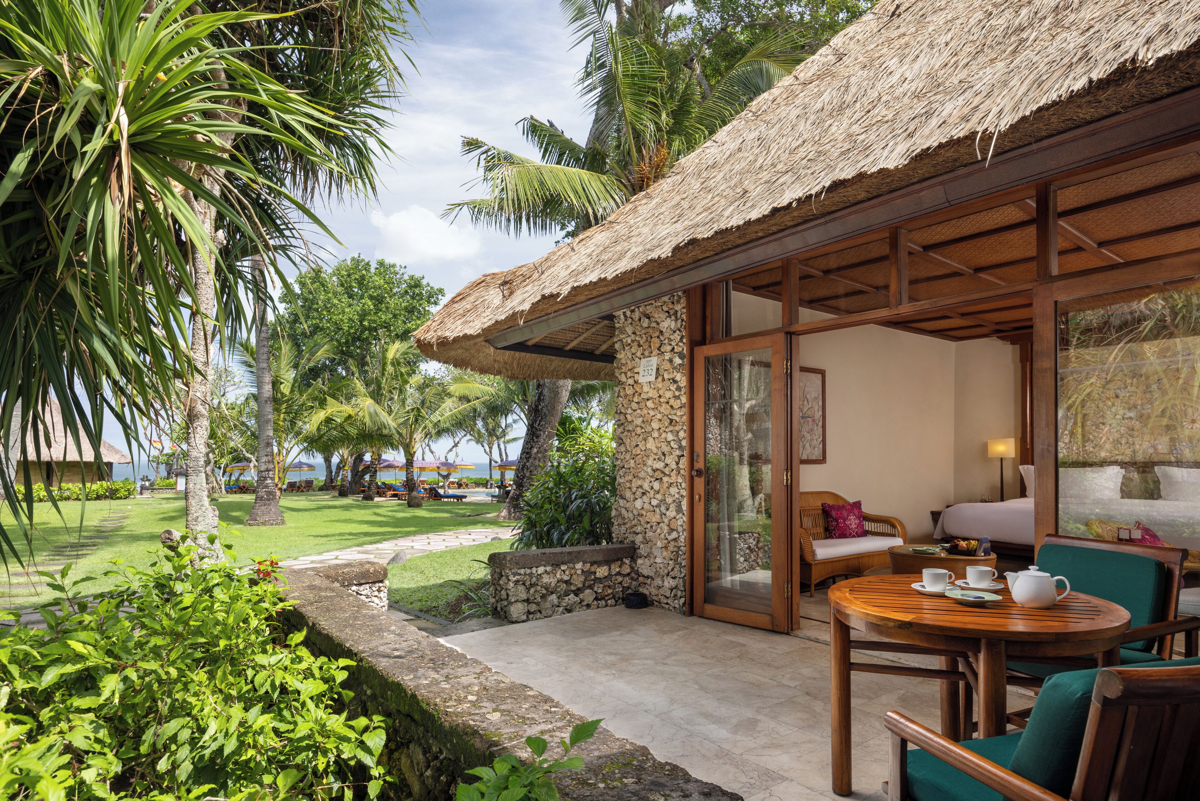 Luxe kamer, gedeeltelijk uitzicht op oceaan (Lanai) | Woonruimte | Een 43-inch lcd-televisie met satellietzenders en televisie